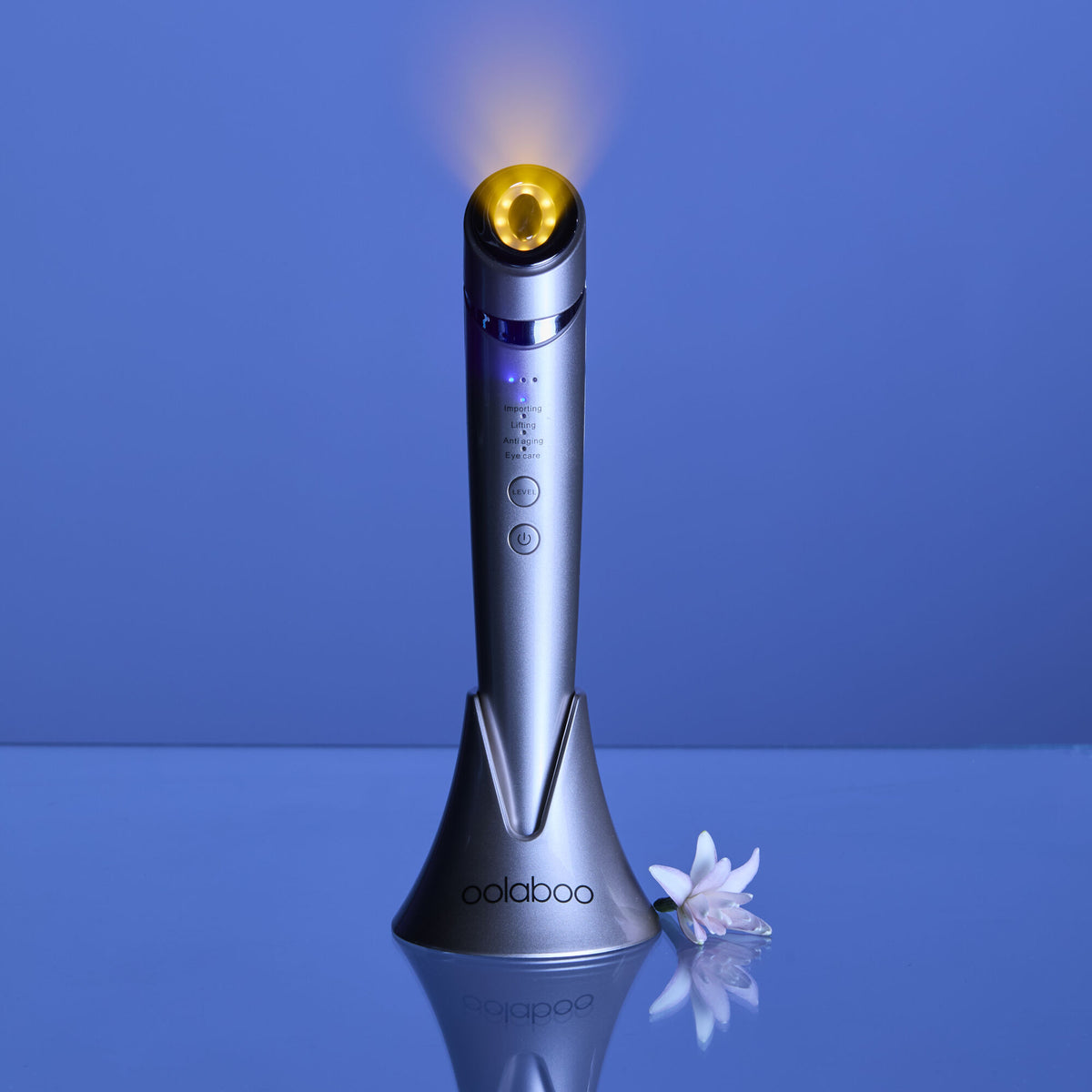 Oolaboo Smart Aesthetics Derma Pro 5+ på blå baggrund med blomst