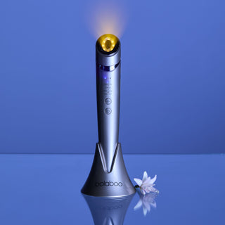 Oolaboo Smart Aesthetics Derma Pro 5+ på blå baggrund med blomst