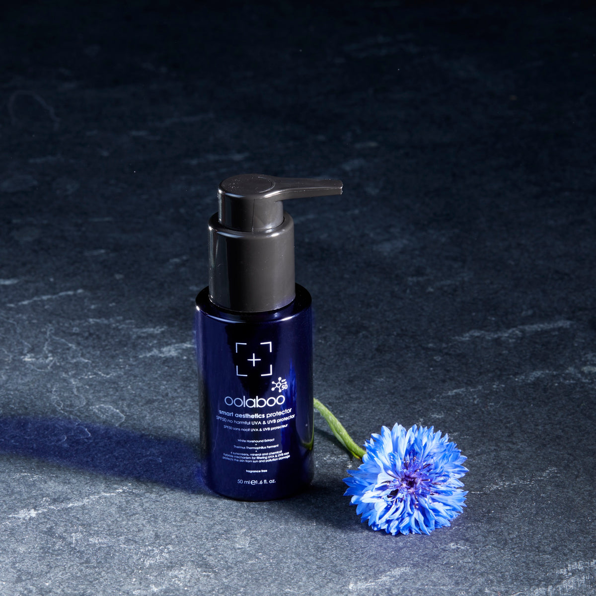 Oolaboo Smart Aesthetics SPF50 Protector flakon på skifer med kornblomst
