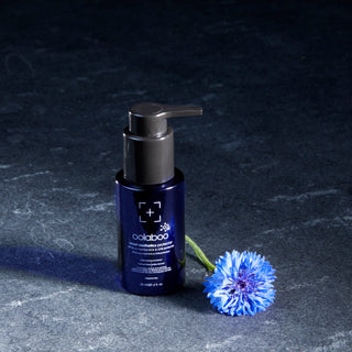 Oolaboo Smart Aesthetics SPF50 Protector flakon på skifer med kornblomst
