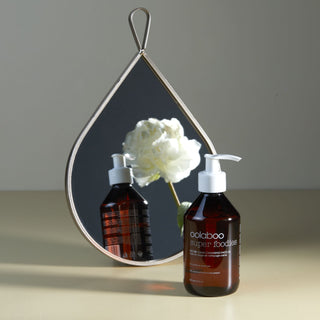 Oolaboo Super Foodies Calm Cleansing Face Oil ved spejl med pæon