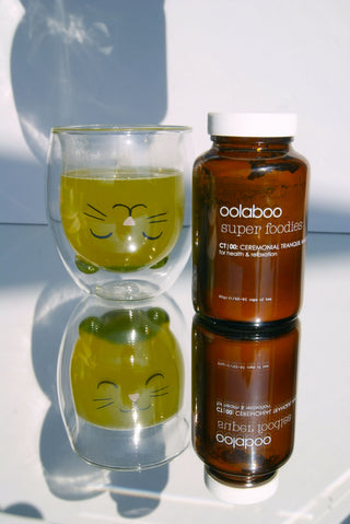 Oolaboo Super Foodies Ceremonial Tranquil Tea med et glas te