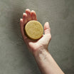 Oolaboo Super Foodies Eco Shampoo Bar i hånden