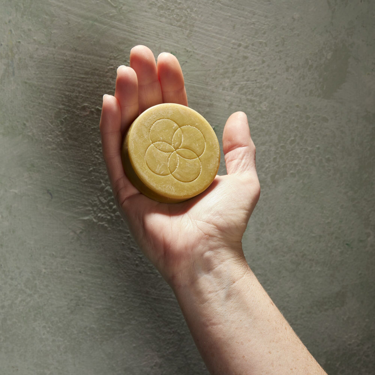 Oolaboo Super Foodies Eco Shampoo Bar i hånden