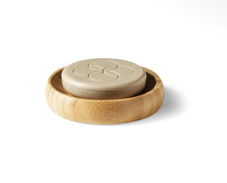 Oolaboo Super Foodies Eco Shampoo Bar i en bambus sæbeskål