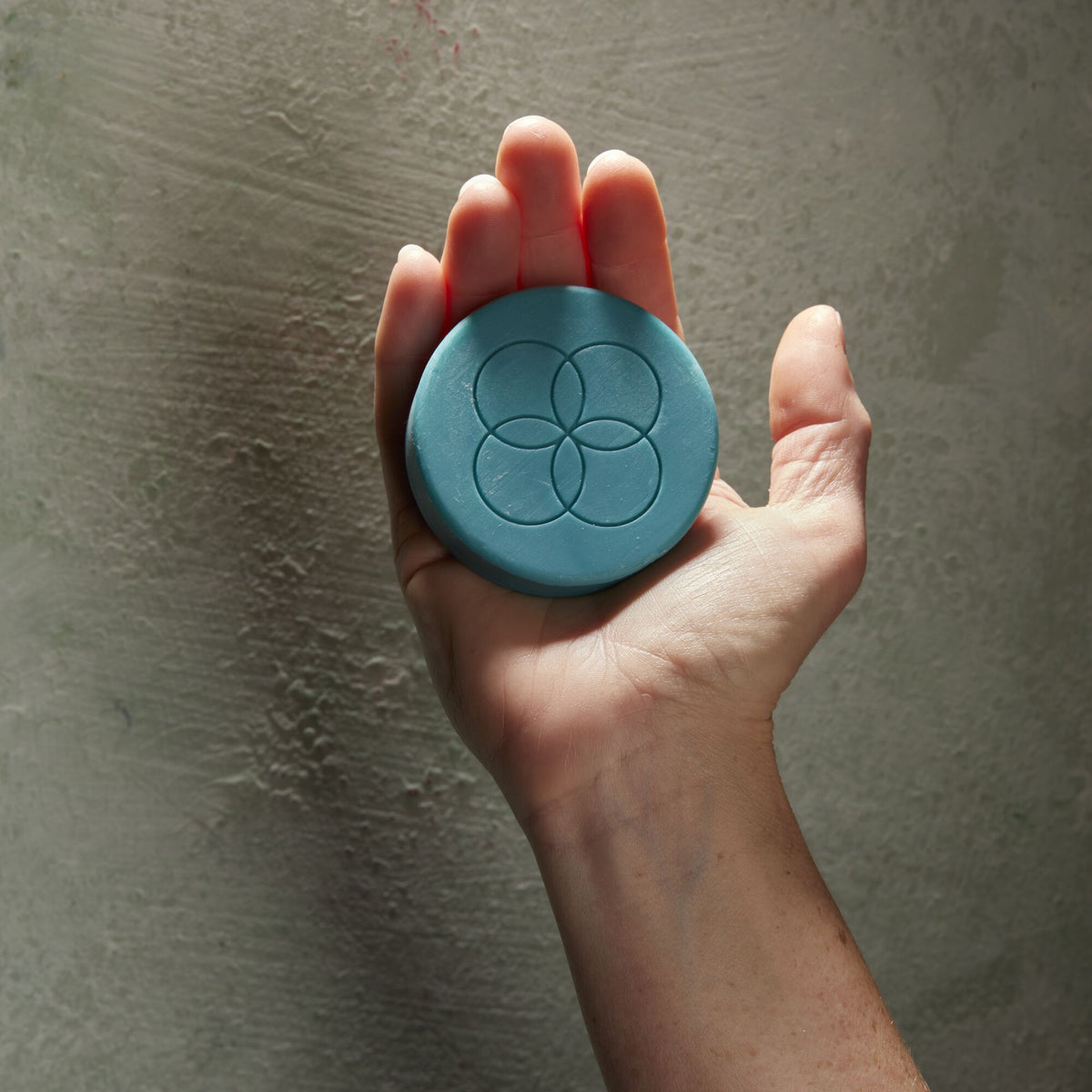 Oolaboo Super Foodies Face Cleansing Bar i hånden