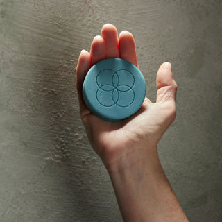 Oolaboo Super Foodies Face Cleansing Bar i hånden