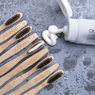 Oolaboo Super Foodies Natural White Toothpaste med bambustandbørster