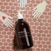 Oolaboo Super Foodies No Rinse Hand Gel mellem papirhænder
