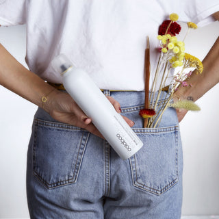 Oolaboo Super Foodies Transform Finishing Spray i en baglomme med blomster