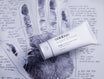 Oolaboo Super Foodies Velvety Hand Lotion på et håndaftryk