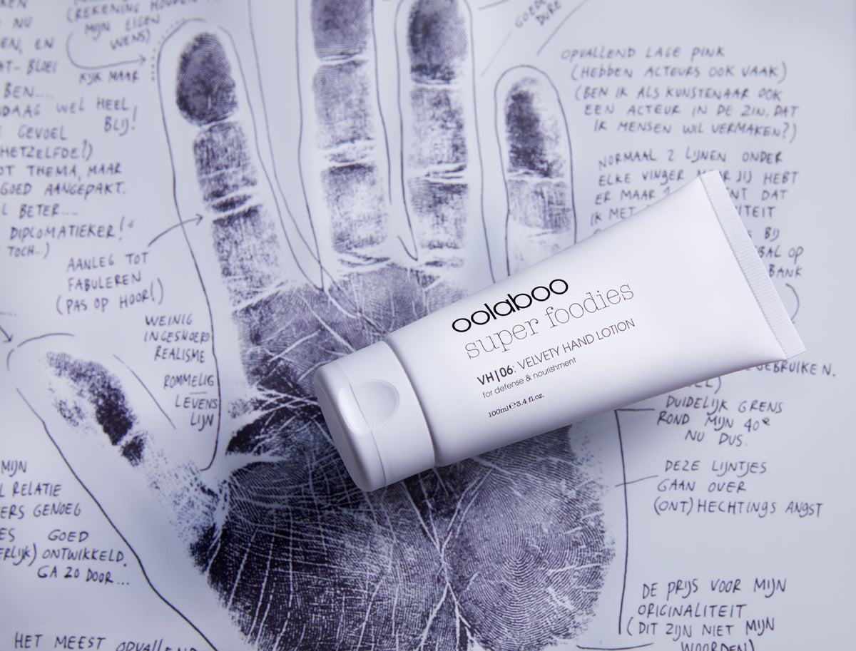 Oolaboo Super Foodies Velvety Hand Lotion på et håndaftryk
