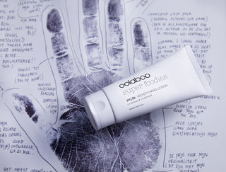Oolaboo Super Foodies Velvety Hand Lotion på et håndaftryk