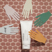 Oolaboo Super Foodies Velvety Hand Lotion mellem papirhænder