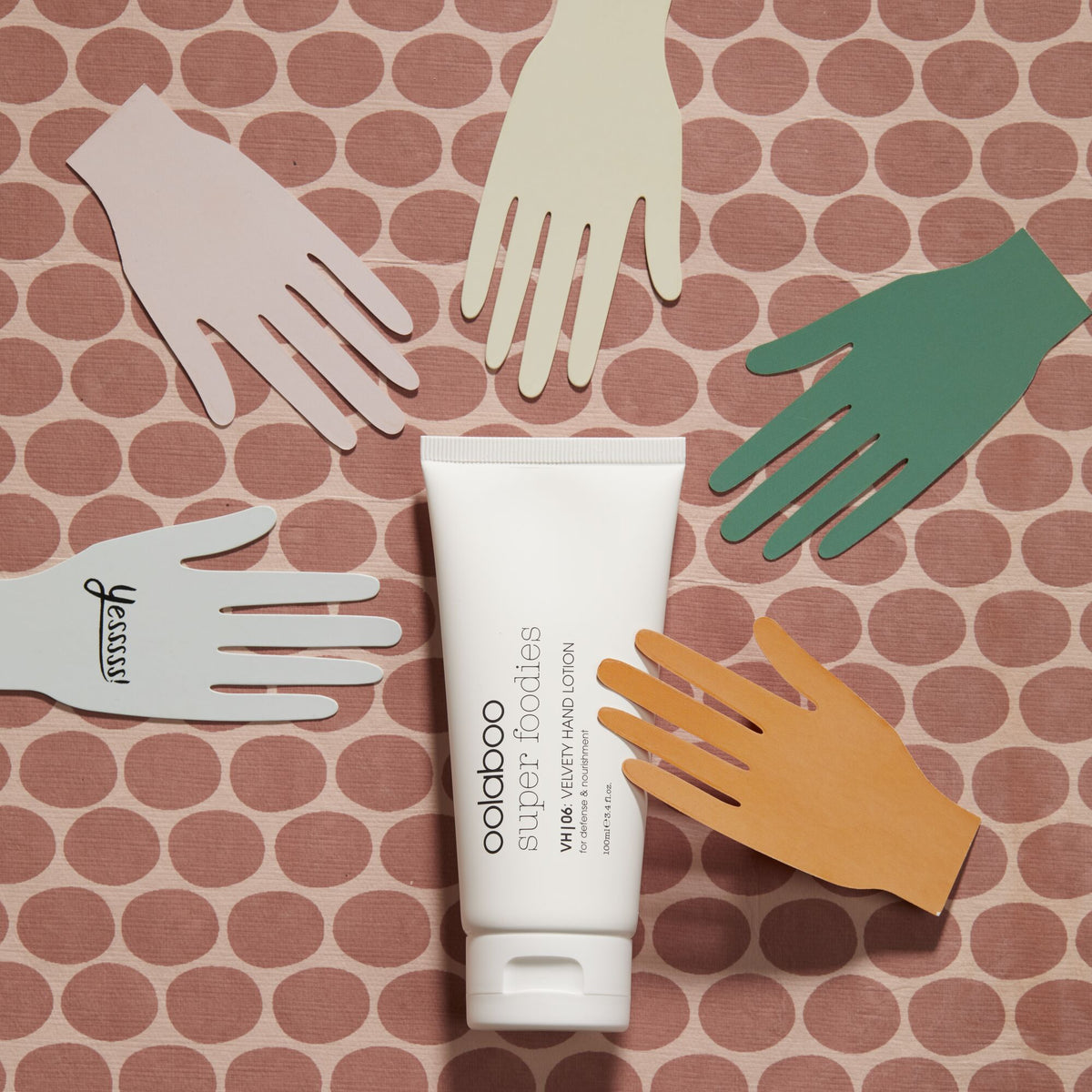 Oolaboo Super Foodies Velvety Hand Lotion mellem papirhænder