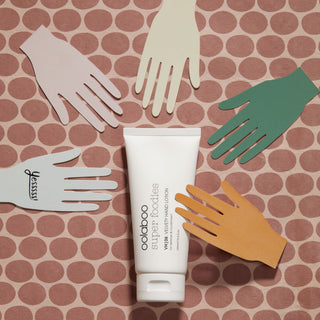 Oolaboo Super Foodies Velvety Hand Lotion mellem papirhænder