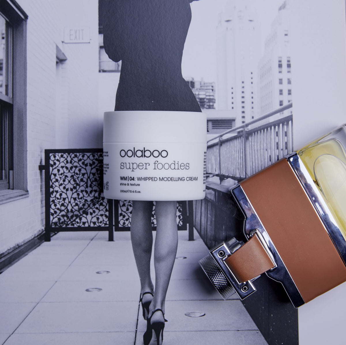 Oolaboo Super Foodies Whipped Modelling Cream krukke på et byfoto