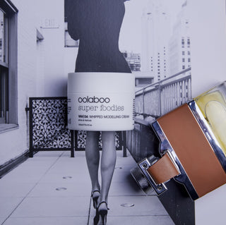 Oolaboo Super Foodies Whipped Modelling Cream krukke på et byfoto