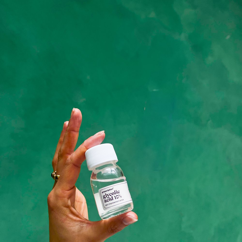 Prescription Glycolic Acid 10% 25ml flacon in hand voor groene muur