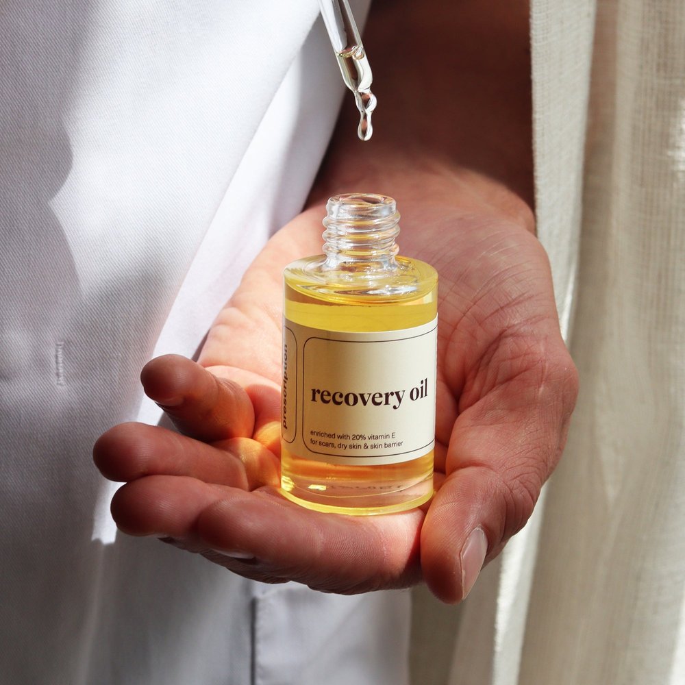 Prescription Recovery Oil 30ml open flacon in de hand met pipet