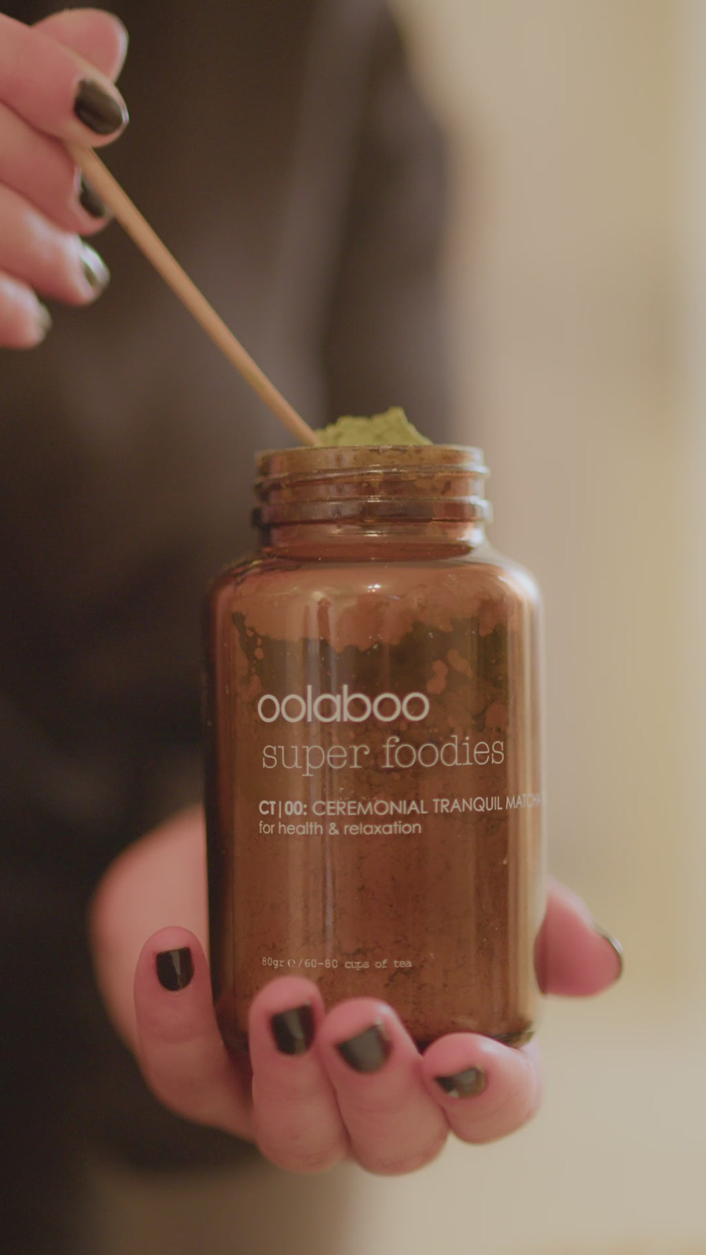 Oolaboo Super Foodies Ceremonial Tranquil Tea bereid met bamboe matchaklopper