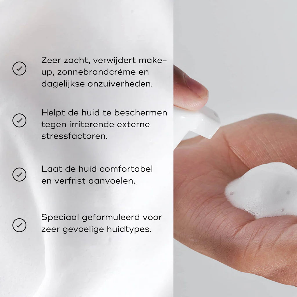 Medik8 Gentle Cleanse skum i hånden med fordele