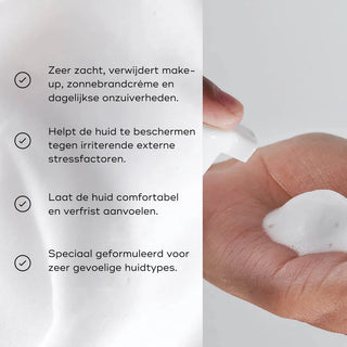 Medik8 Gentle Cleanse skum i hånden med fordele