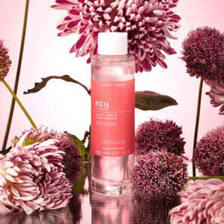 REN Clean Skincare Smooth, Prep & Plump Essence ambiente