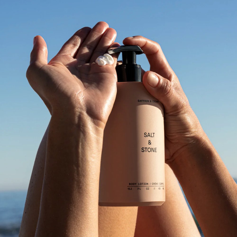 Salt & Stone Body Lotion Saffron & Cedar pompfles aan zee