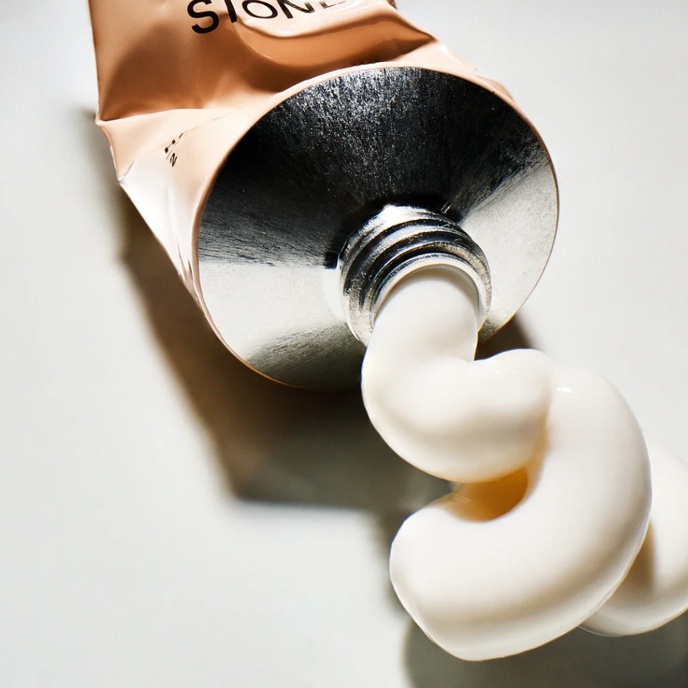 Salt & Stone Body Lotion Saffron & Cedar tube met crème