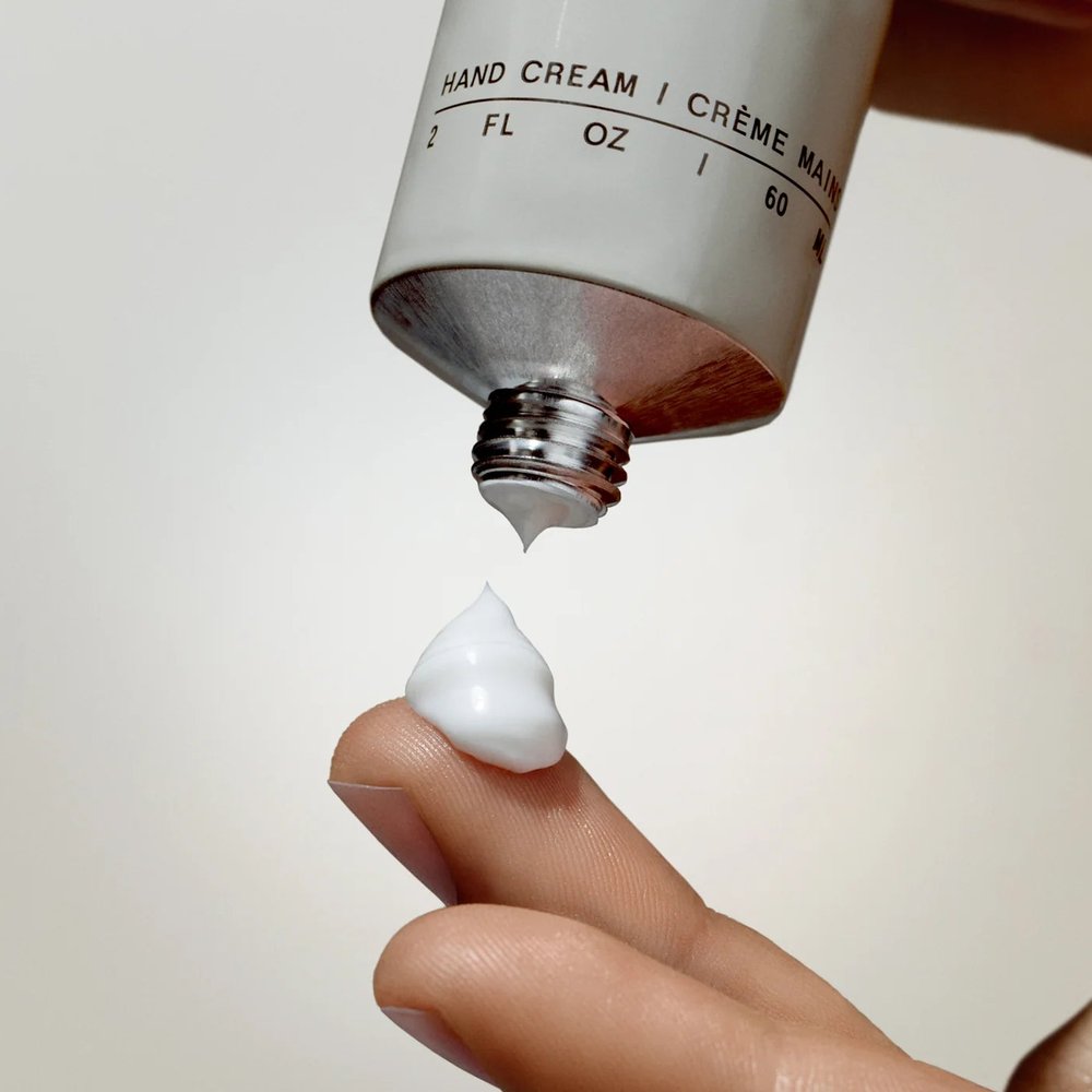 Salt & Stone Hand Cream Neroli & Basil 60ml crème op een vinger